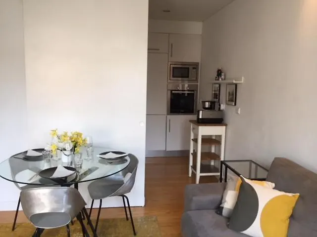 Charming, Sun-Drenched Apartment In Estrela Лиссабон